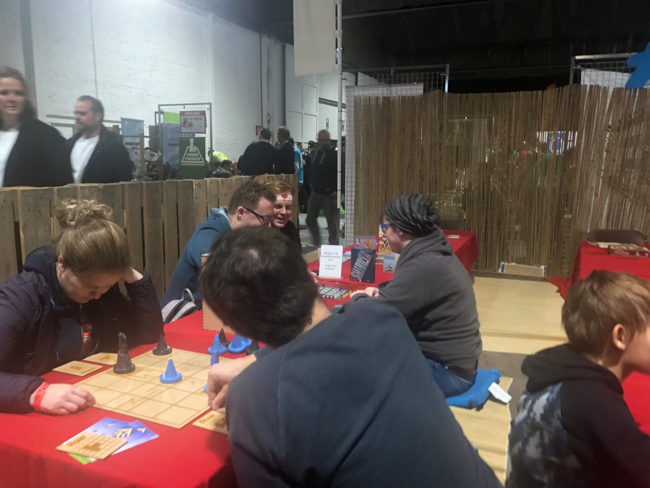 ▲こっちは日本発の「オニタマ」という、陰陽師の跡継ぎを争うゲームをしていました。
みんな、正座してます。