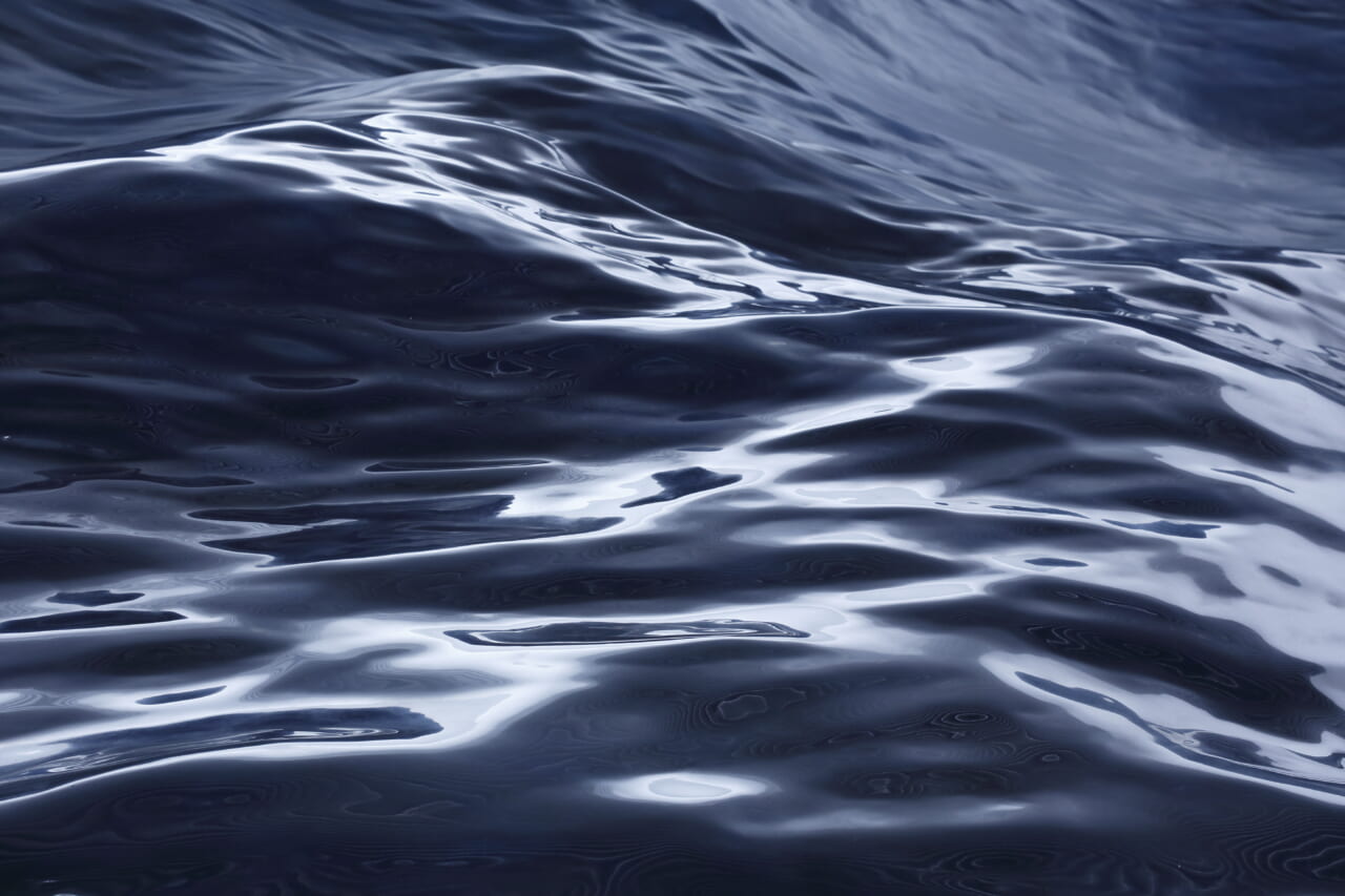 タイトル：景体
制作：2019 年
森美術館 「六本木クロッシング2019展：つないでみる」 参加作品／


Contact
Year：2019
 Roppongi Crossing 2019: Connexions, Mori Art Museum, Tokyo／

展示風景：「六本木クロッシング2019展：つないでみる」森美術館（東京）2019年
撮影：木奥惠三
画像提供：森美術館（東京）／

Installation view: Roppongi Crossing 2019：Connexions, Mori Art Museum, Tokyo, 2019
Photo: Kioku Keizo
Photo courtesy: Mori Art Museum, Tokyo／タイトルの『景体』は、景色と物体の間の意味を持たせた造語である。美術館展示室に明らかな物体として目の前にあるその塊は、遠くにみた海の景色を見せている。「興醒め」と「陶酔」。感性の虚と実。鑑賞者という他者の目を借りて、ものを見ることの間に立つ作品。