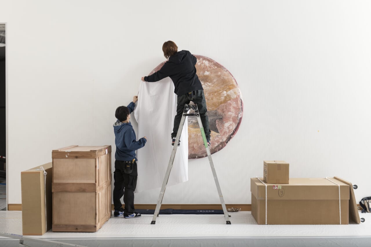 タイトル：非常にはっきりとわからない
制作：2019
場所：千葉市美術館／

Obviously, no one can make heads nor tails.
Year：2019
Chiba City Museum of Art／

PHOTO：
Max Pinckers