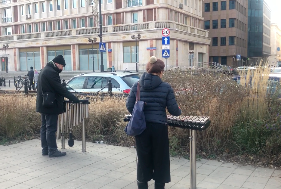 ▲ポーランドは音楽の国。演奏するオスカーとコマタ。