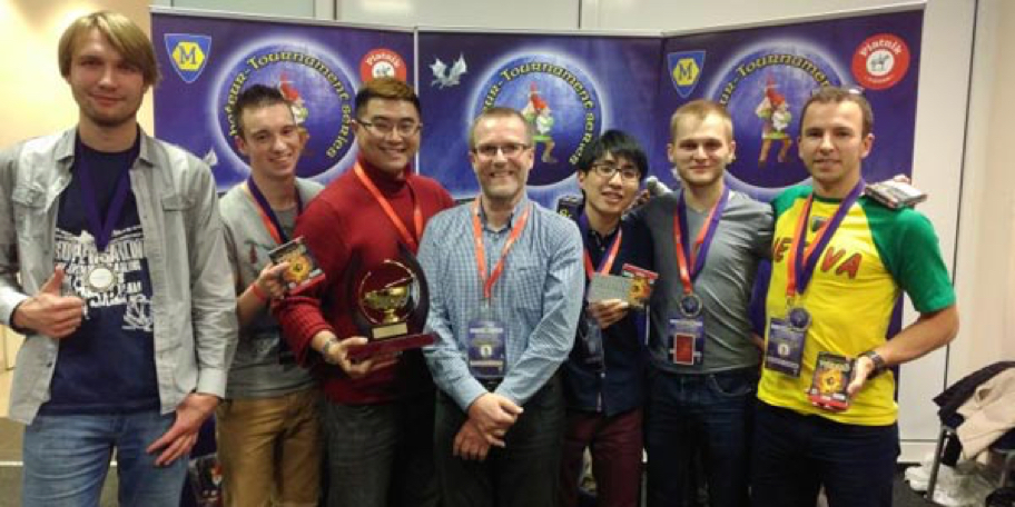 ▲ハンガリーのブタペストで世界３位になっていたコンノさん。
右から３番目。（すごろくやさんのウェブサイトより）