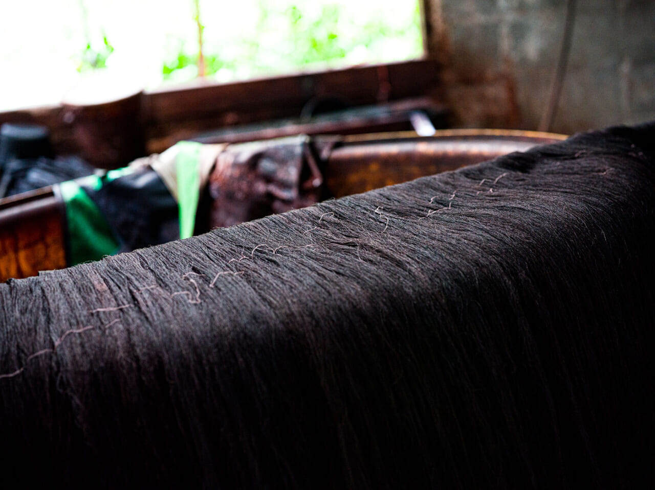 ▲漆黒に染めている最中の、大島紬。