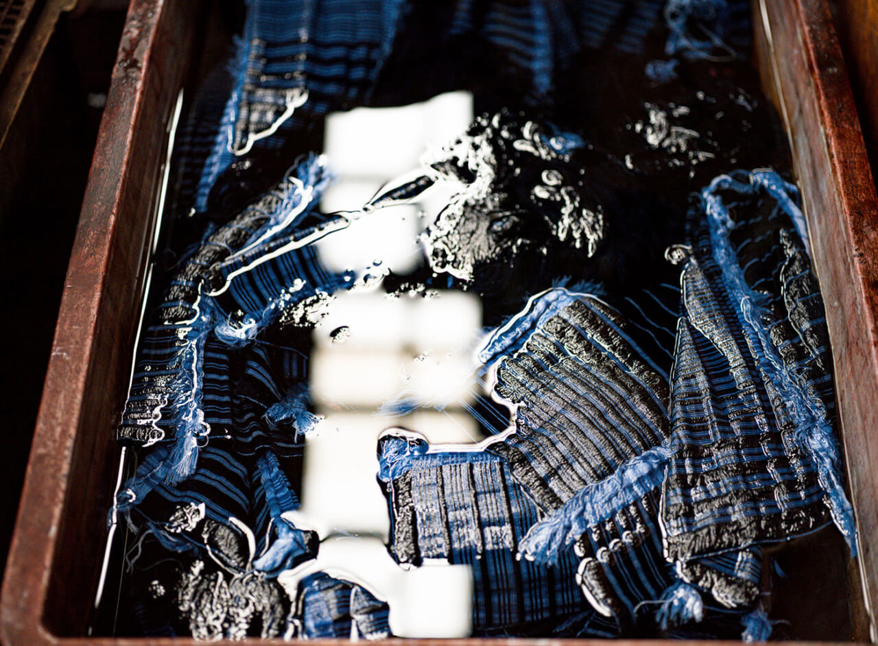 ▲藍に浸している糸。