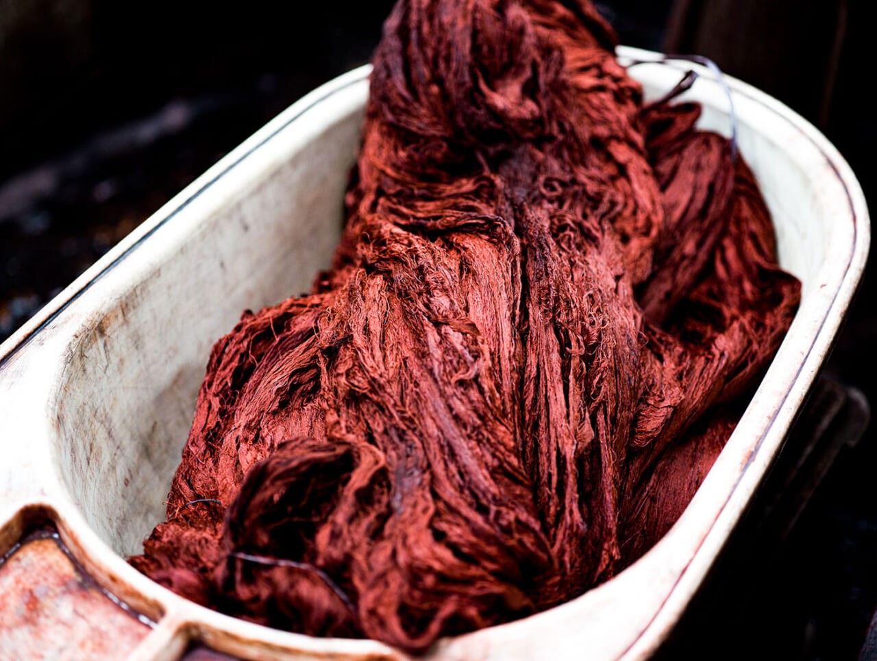 ▲赤褐色になった大島紬用の絹糸。
「燃えるようないい色」と三國さん。