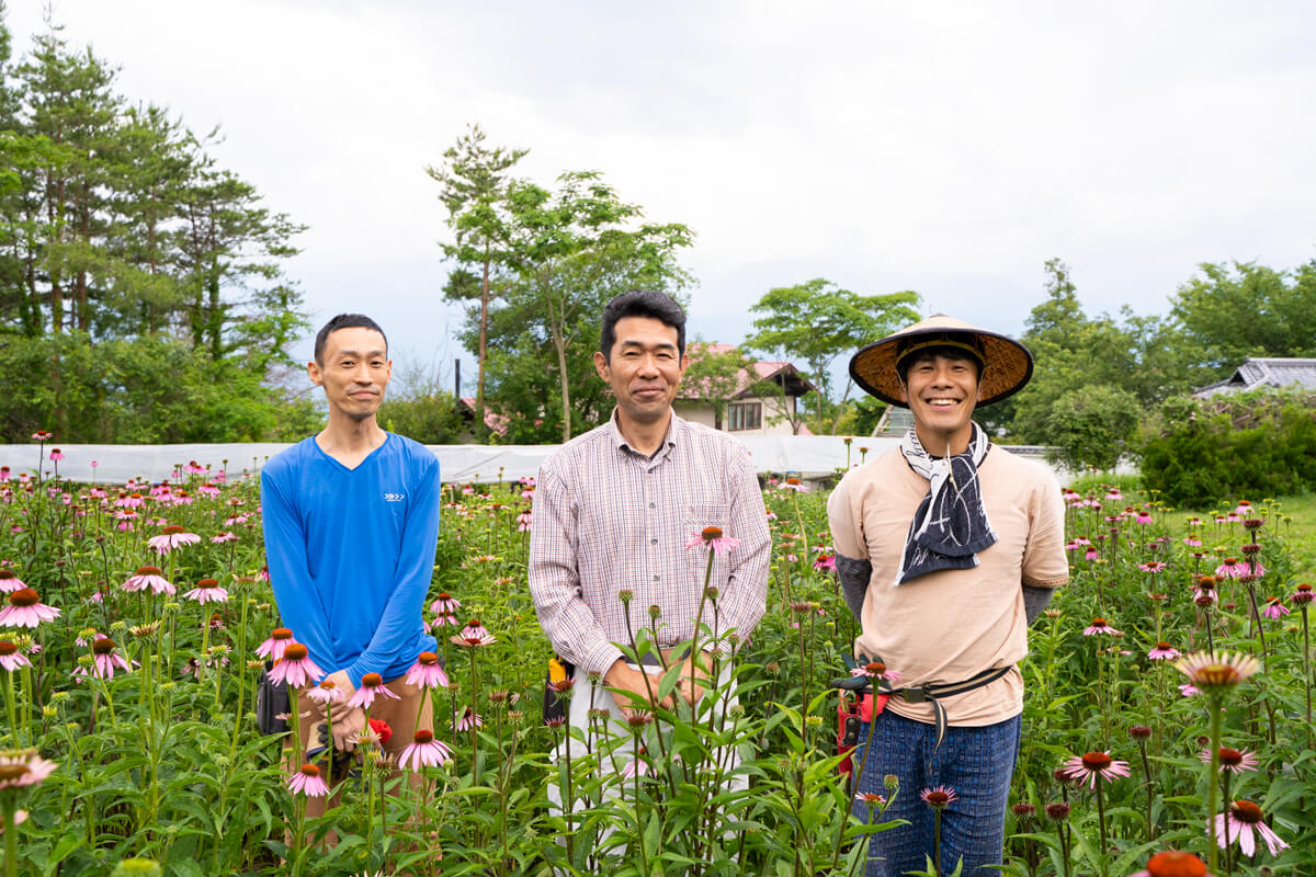▶左から、荒木さん、農場長の山口さん、小関さん。