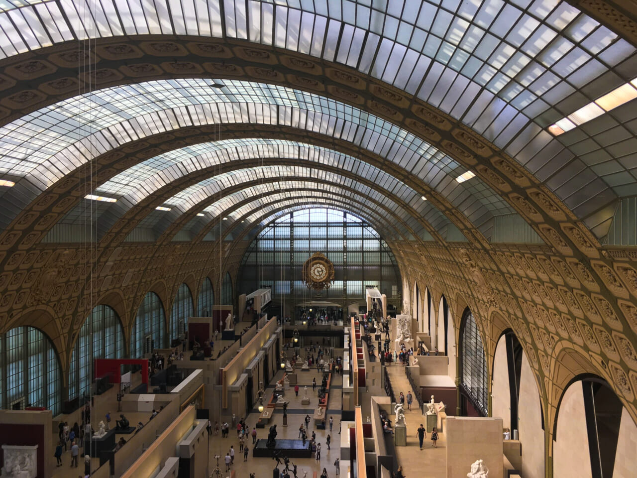 パリのオルセー美術館。昔のプラットホームをそのままに。