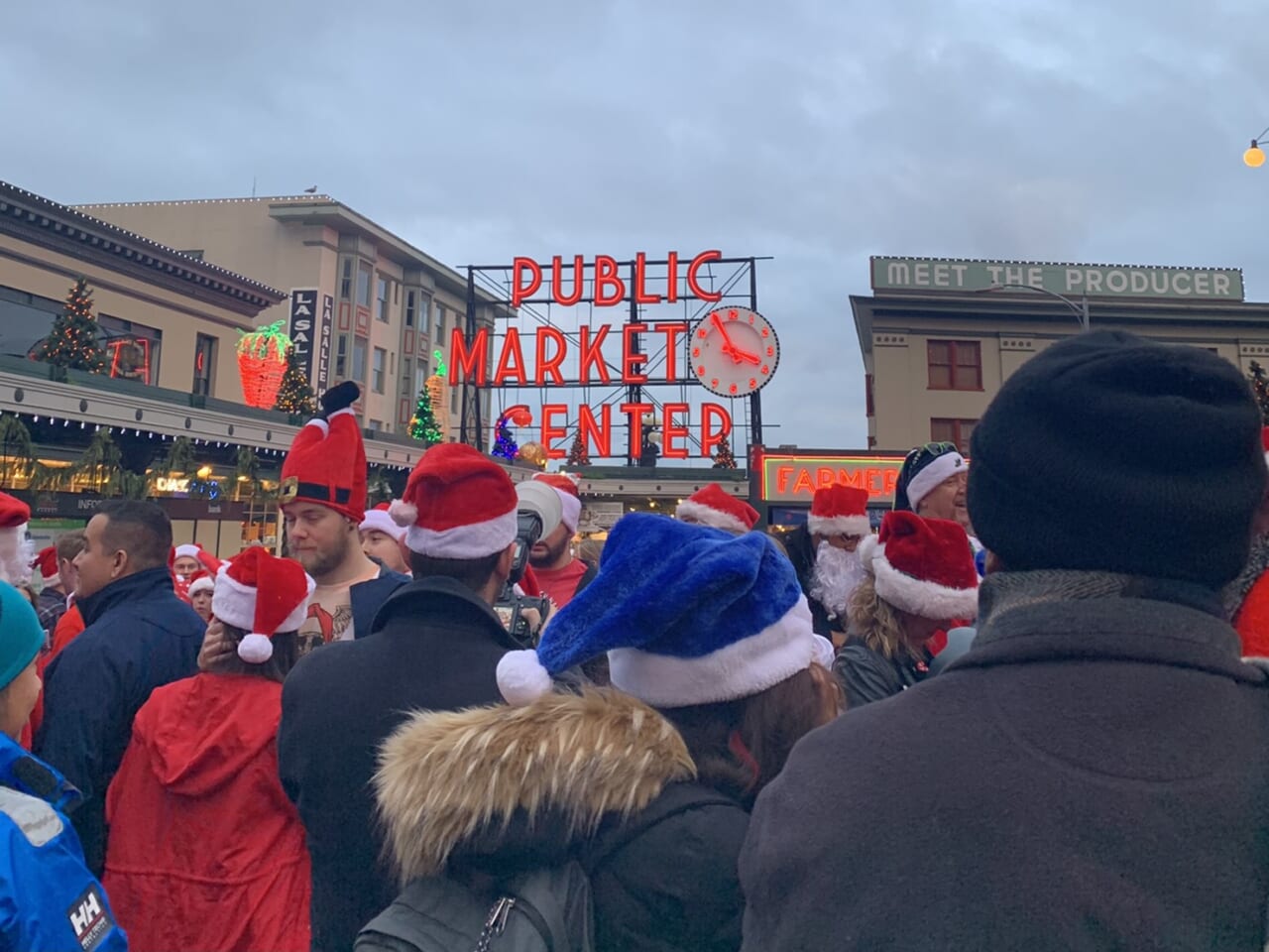 シアトルのパイクプレイスです。訪れた日がたまたまクリスマスイベントの日でした！