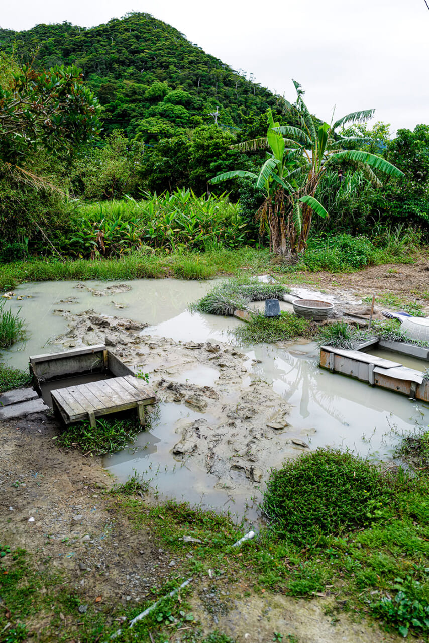 ▲自然の中にたたずむ泥田。囲われた3箇所が作業をするスペース。