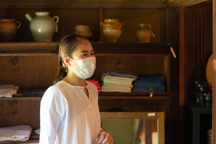 ▲海外に行った際は１日に800km以上も
車を運転をしながら買付けをするという、浅野さん。