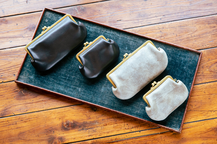 ▲ほぼ日エディションのがま口ウォレット。
左からブラック（大サイズ）、ブラック（中サイズ）、
クーズーストーン（大サイズ）、
クーズーストーン（中サイズ）。