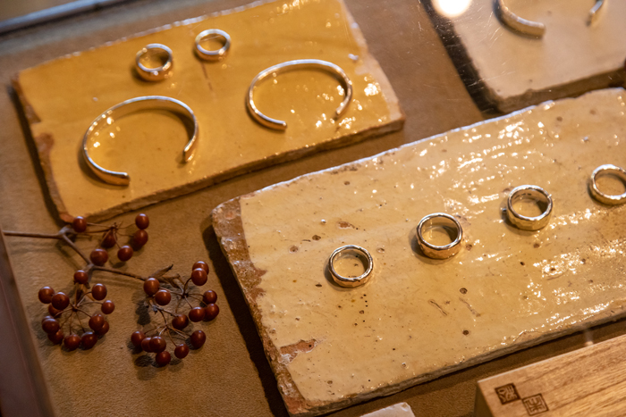 ▲26年前の開店当初から取り扱いのある
アクセサリーブランド「市松」。
一切型を使わず、オーダーのサイズに合わせて
手仕事で一つ一つ素材からつくり上げられています。