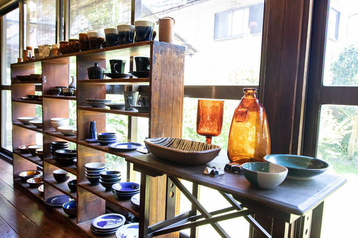 ▲お庭の前には、民芸品の器の数々が。