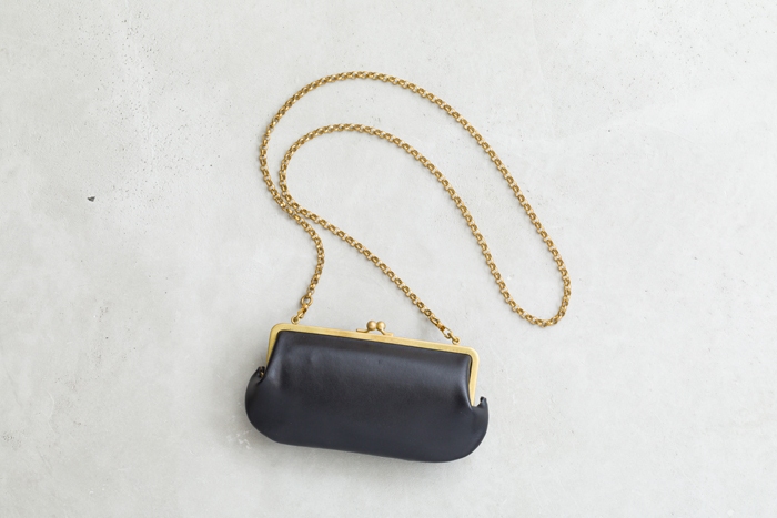 ▲大きいサイズは、スマートフォンも入るサイズです。