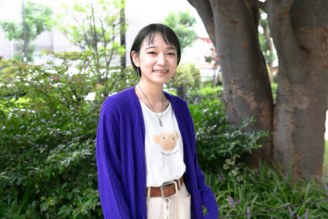 身長：154cm
着用アイテム：Classic Cashmere Cardigan Vintage Fit（Dawn Purple）
Classic Cashmere Cardigan Modern Fit（Dawn Purple）