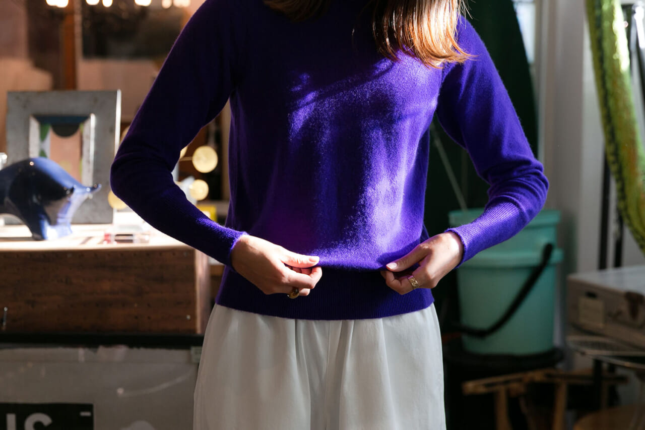 ▲「すごく新鮮」と何度もニットに触れる中込さん。