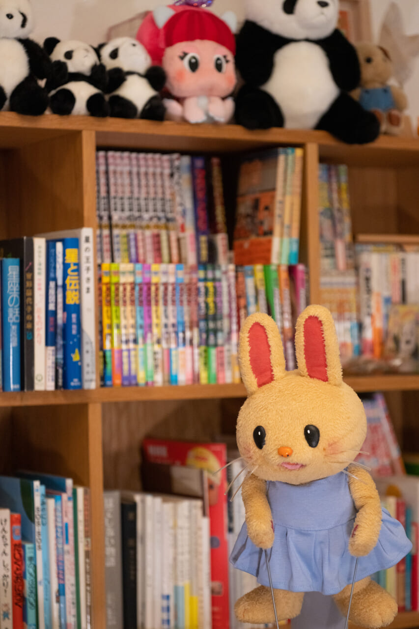 うさぎ 　うさぎのキャラクター。公的サービスの解説映像、企業紹介映像の進行役、広告、パンフレットなど、さまざまな仕事を引き受けている。