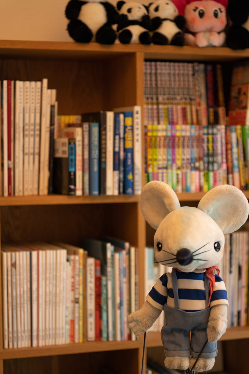 ねずみのシーモア　イラストレーターの福田利之さんがデザインした、本棚に住んでいるねずみ。チーズが大好き。