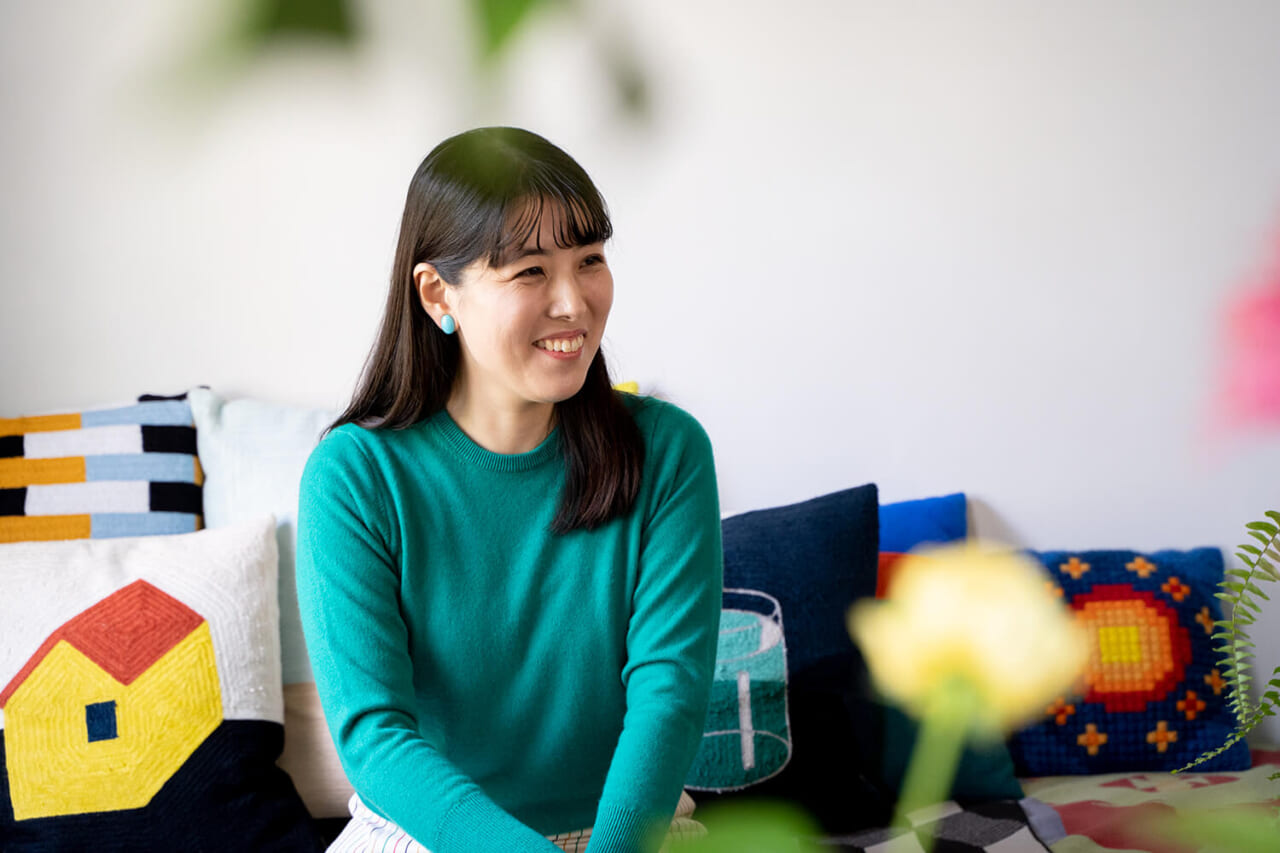 身長：158cm
着用アイテム：Classic Cashmere Vintage Fit - Crew（Chocolate Brown）
Classic Cashmere Vintage Fit - Crew（Emerald Green）