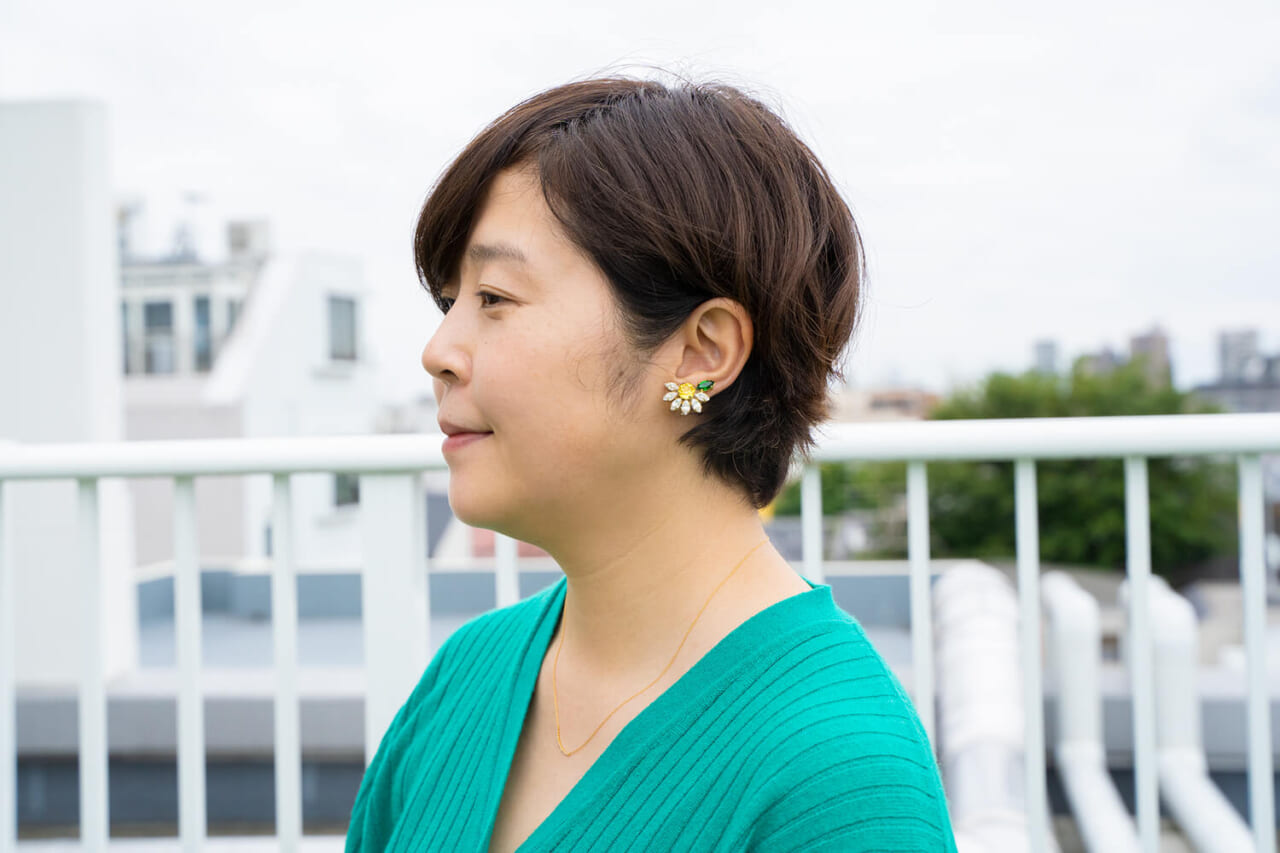 ▲耳もとに光るピアスに、全身のカラーが集まっています。