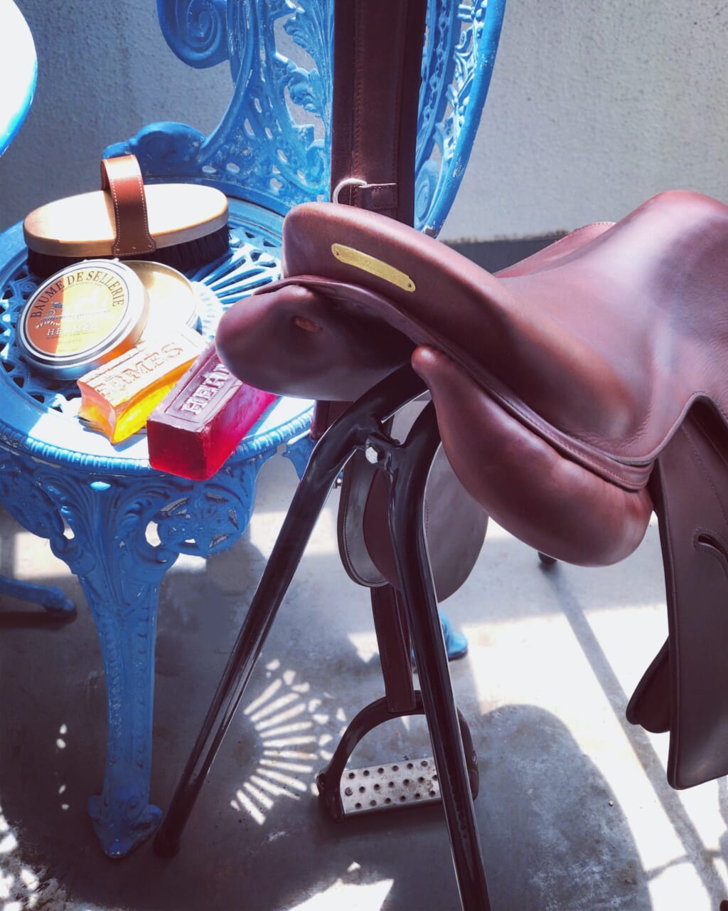 牛の一枚革で作られた、エルメスの鞍。専用のソープバーをたっぷり泡だて、なでるようにやさしく洗う。