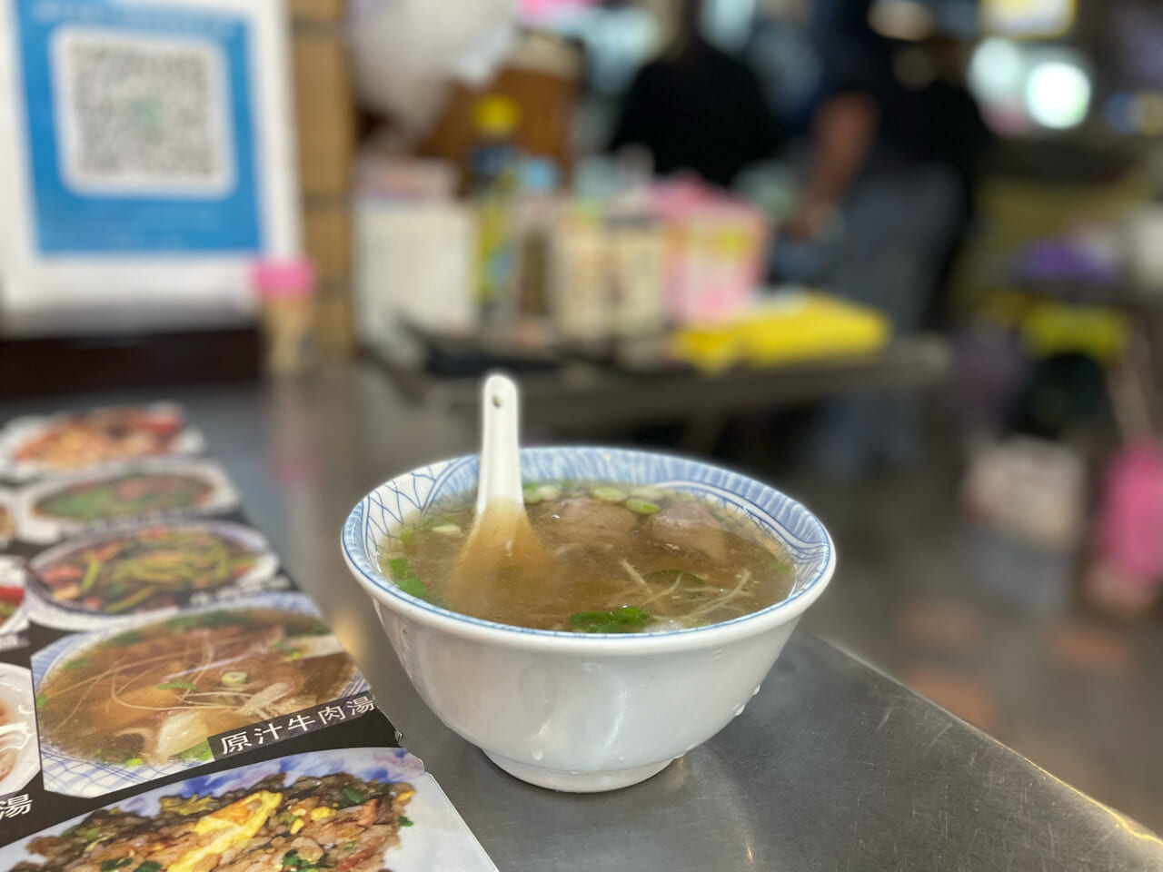 台南は、熱々スープをお椀によそってから生肉を落として出すもの。台北は、頼んでから肉を火にかけた鍋の中で一瞬しゃぶしゃぶ。台南とはまた違った味わい。
