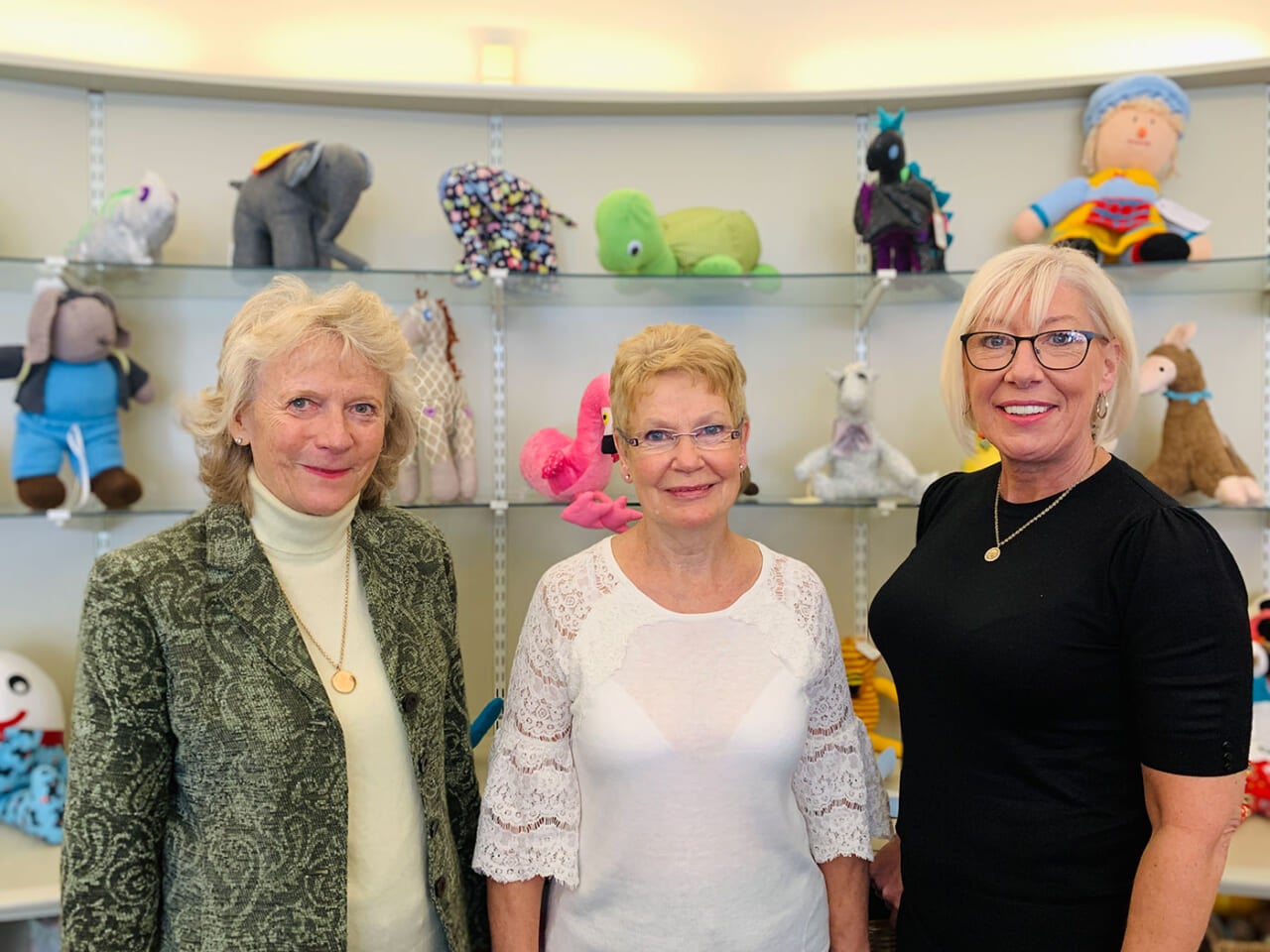 ▲右の女性がルイーズ・オリバーさん。