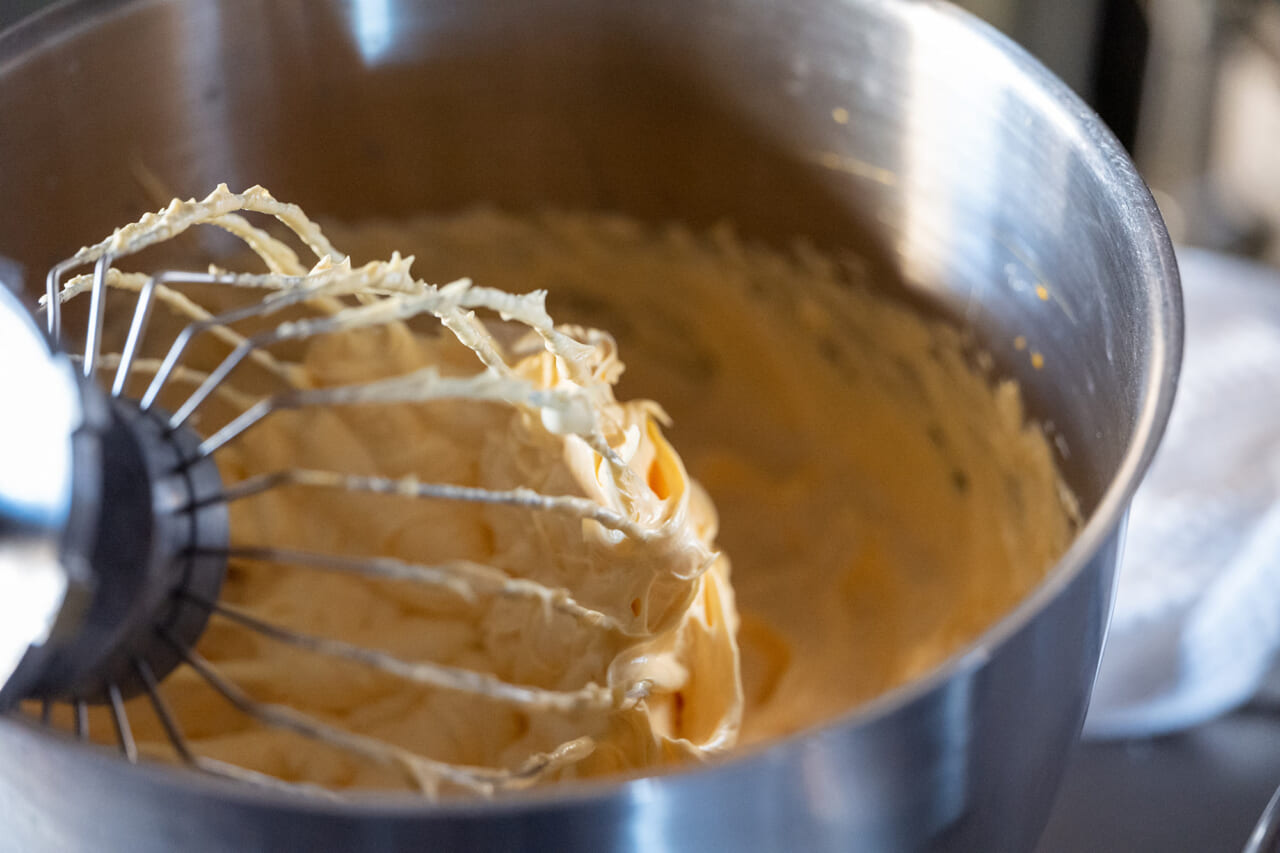 バター、粉砂糖、卵黄をミキサーで混ぜ合わせます。