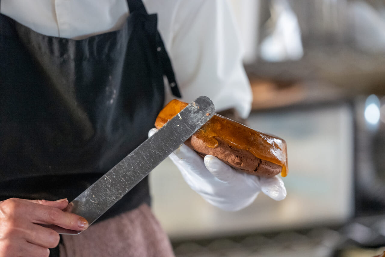 ▲生地のまわりに一面に杏ミックスジャムを塗る。
垂れないようにきっちりと美しく塗るのが大切なポイント。
このジャムの酸味があることで、飽きずに
おいしくいただけるんです。