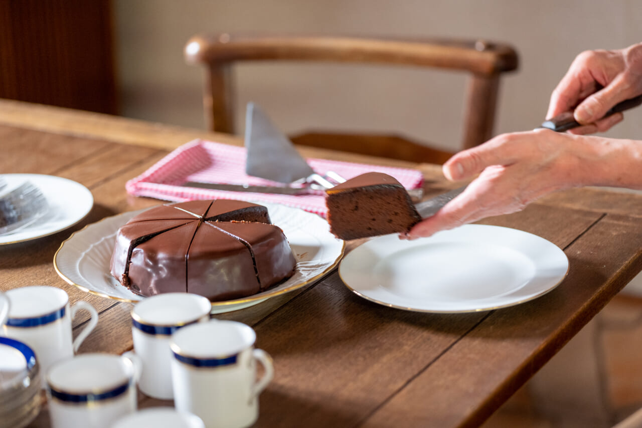 ▲お湯であたためたナイフを使うと、スッと切れますよ。