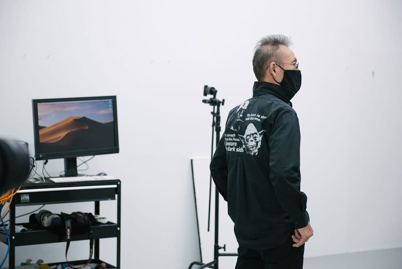 ▲写真家の操上和美さん。撮影時間の１時間半くらい前にスタジオ入りされました。アシスタントの方に短く指示を出しながら、撮影準備に入ります。