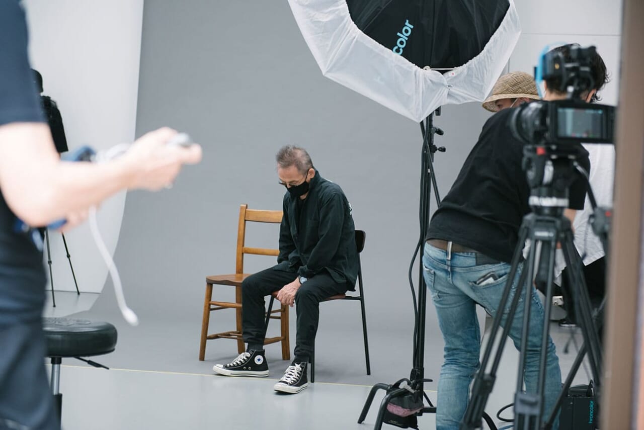 ▲撮影用の椅子を選んでいます。足元は黒のコンバース。操上さん、きょうもかっこいいです。