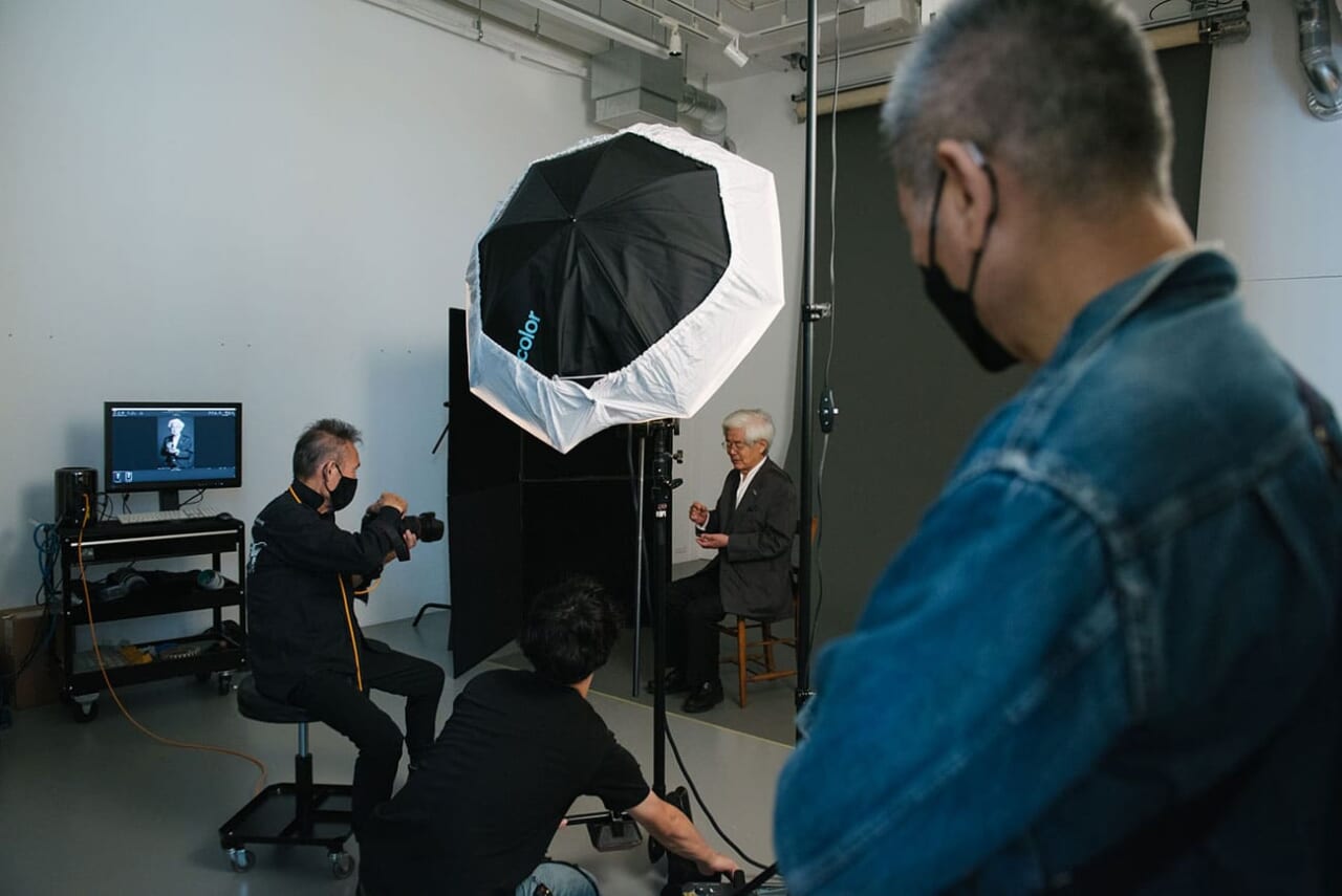 ▲後方から撮影を静かに見守る糸井。スタジオ内に緊張感が漂っています。