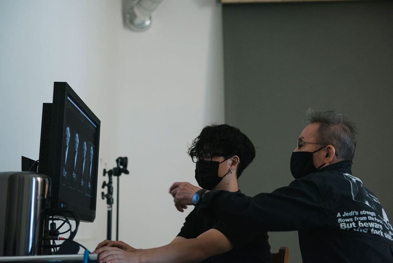 ▲「これはいい」「これはちがう」など、モニターを見ながら瞬間的に選んでいきます。そのスピードに迷いがありません。