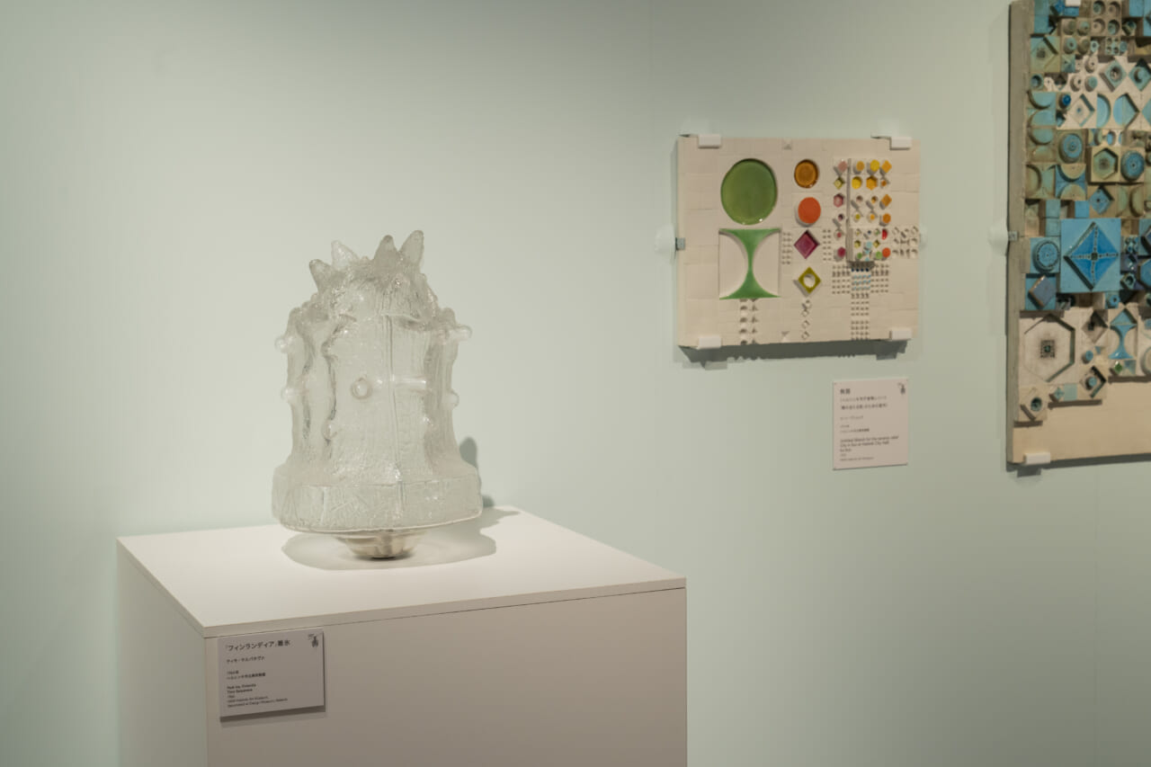 （中）ルート・ブリュック 《無題（ヘルシンキ市庁舎陶レリーフ「陽のあたる街」のための習作）》 1975年、ヘルシンキ市立美術館蔵、 ©︎KUVASTO, Helsinki & JASPAR,Tokyo, 2021 G2563