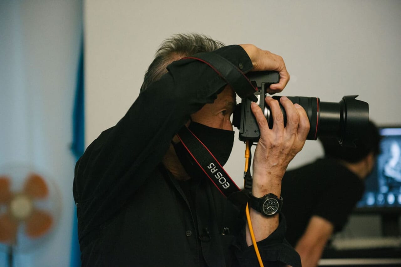 ▲撮影中の操上さんは無駄な動きがありません。ファインダーをのぞく目が鋭く光ります。