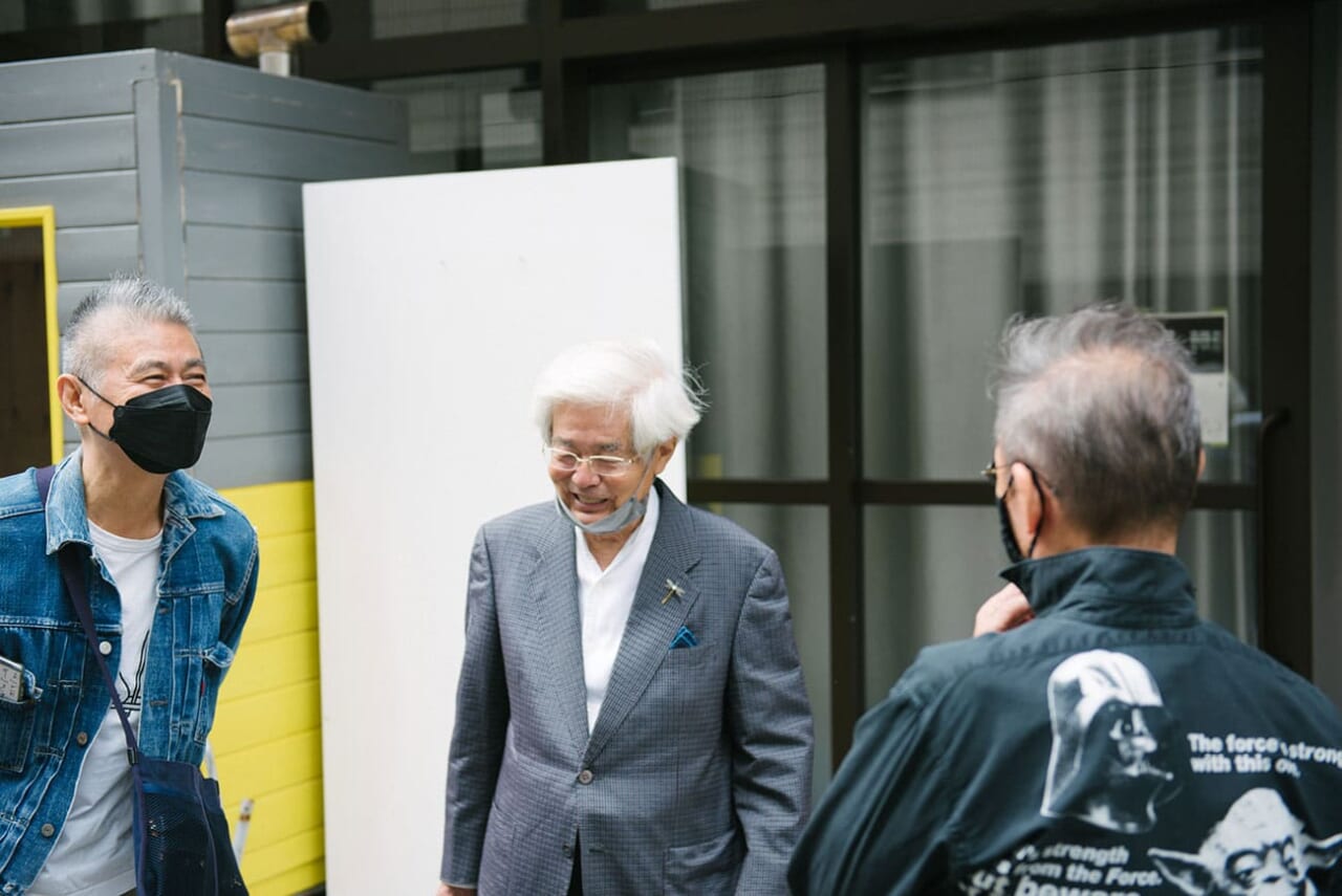 ▲外で談笑する３人。控室もご用意していたのですが、そのまま「じゃ、やりますか」と養老さん。急な展開に「ほぼ日の學校」スタッフもあわてて準備をはじめます。