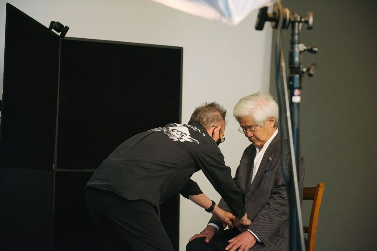 ▲撮影開始直前、養老さんの洋服をキレイに整える操上さん。「緊張しないでくださいね」とやさしく声をかけます。