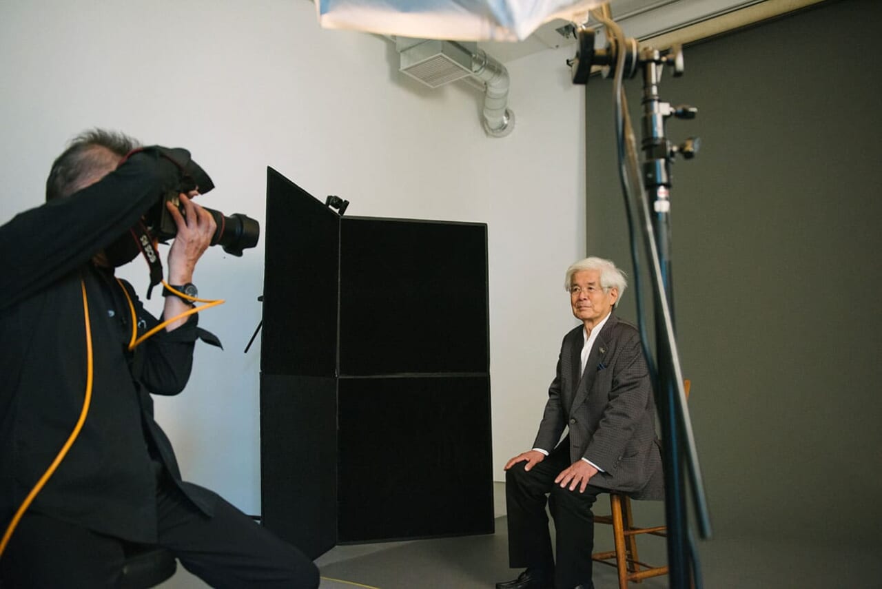 ▲「あごをちょっと引いてください、ああ、そうです」「もうちょっと。もうあと１ミリ」そんなふうに声をかけながらシャッターを切っていきます。