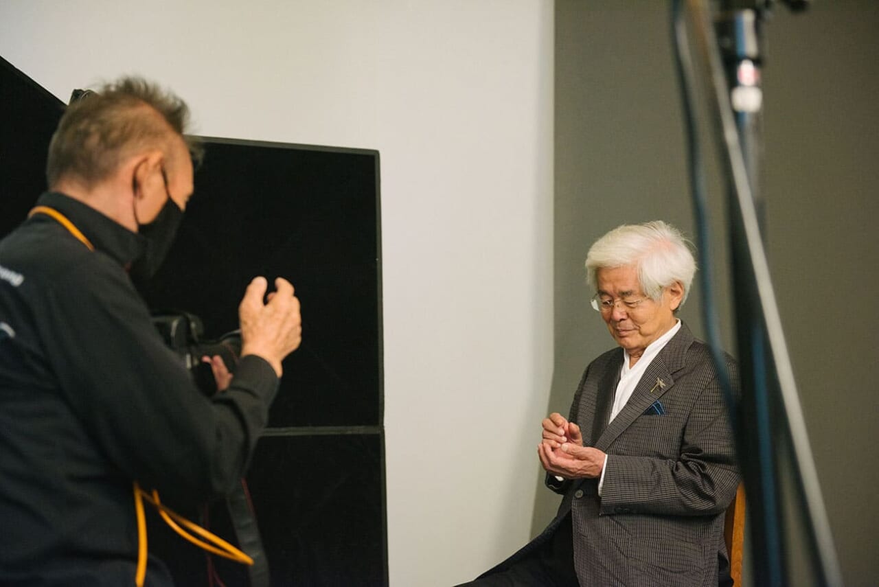 ▲何枚か撮影したあと、操上さんは構えていたカメラを下ろし、養老さんに動きの指示を出していました。