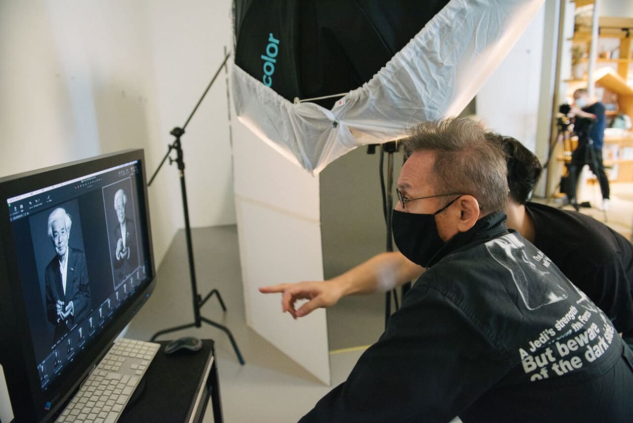 ▲途中、何度か撮った写真をモニターで確認。アシスタントの方と相談するような場面もありました。