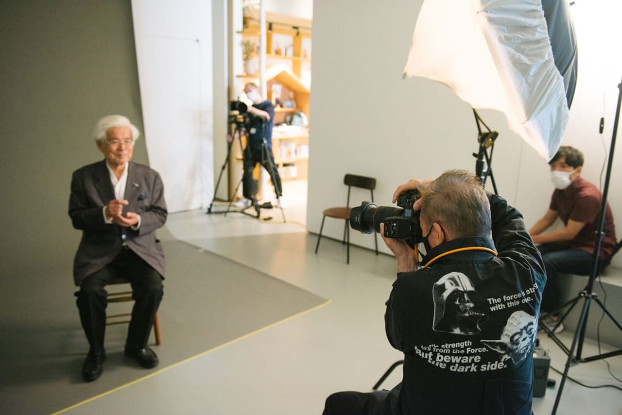 ▲虫をつかんだポーズの養老さん。撮影中、養老さんから話しかけることは一度もありませんでした。