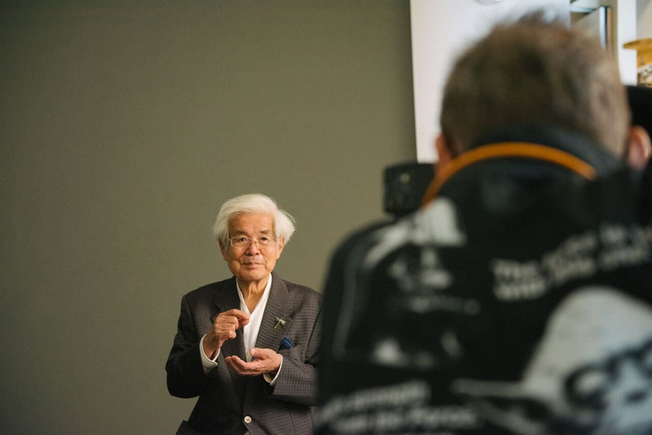 ▲ふたたびカメラを構える操上さん。静まり返るスタジオのなかで、シャッターを切る音が小気味良く響きます。