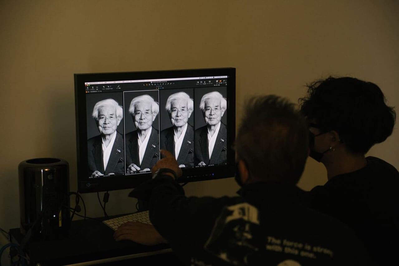 ▲撮影終了後、休憩を取ることなくセレクト作業に入る操上さん。撮った写真をモニターに映し出しながら、本日のベストショットを選んでいきます。