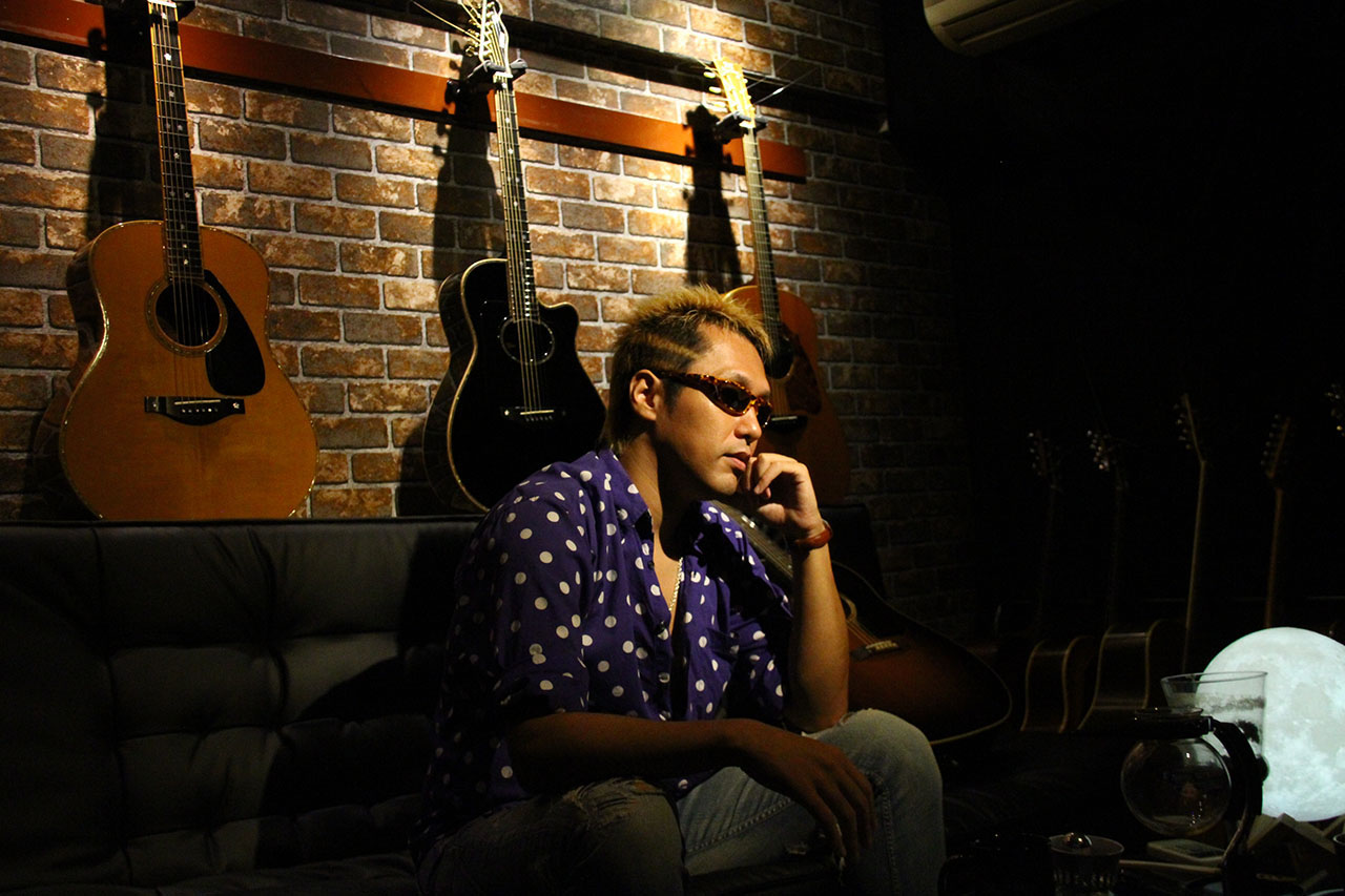 インタビューも半ばを過ぎて、水玉のシャツに衣装チェンジ。