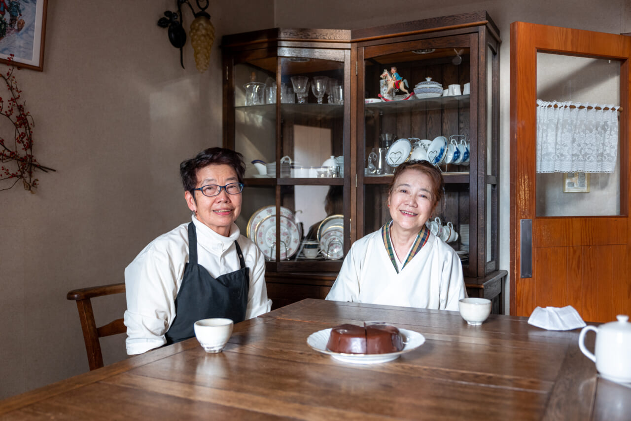 ▲左・店主の金井初美さん。右・お店で働く紀子さん。