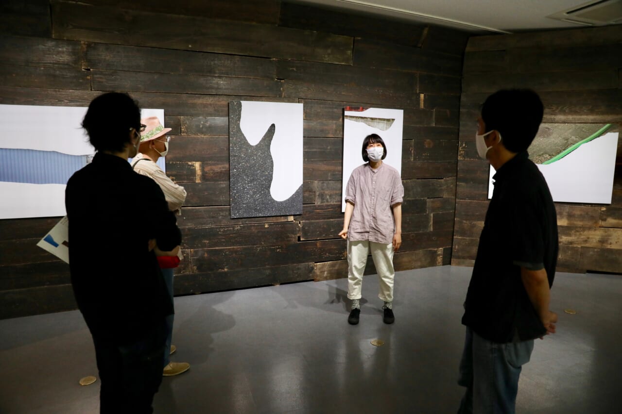 中井菜央「破れる風景」（2021年）会場でのようす