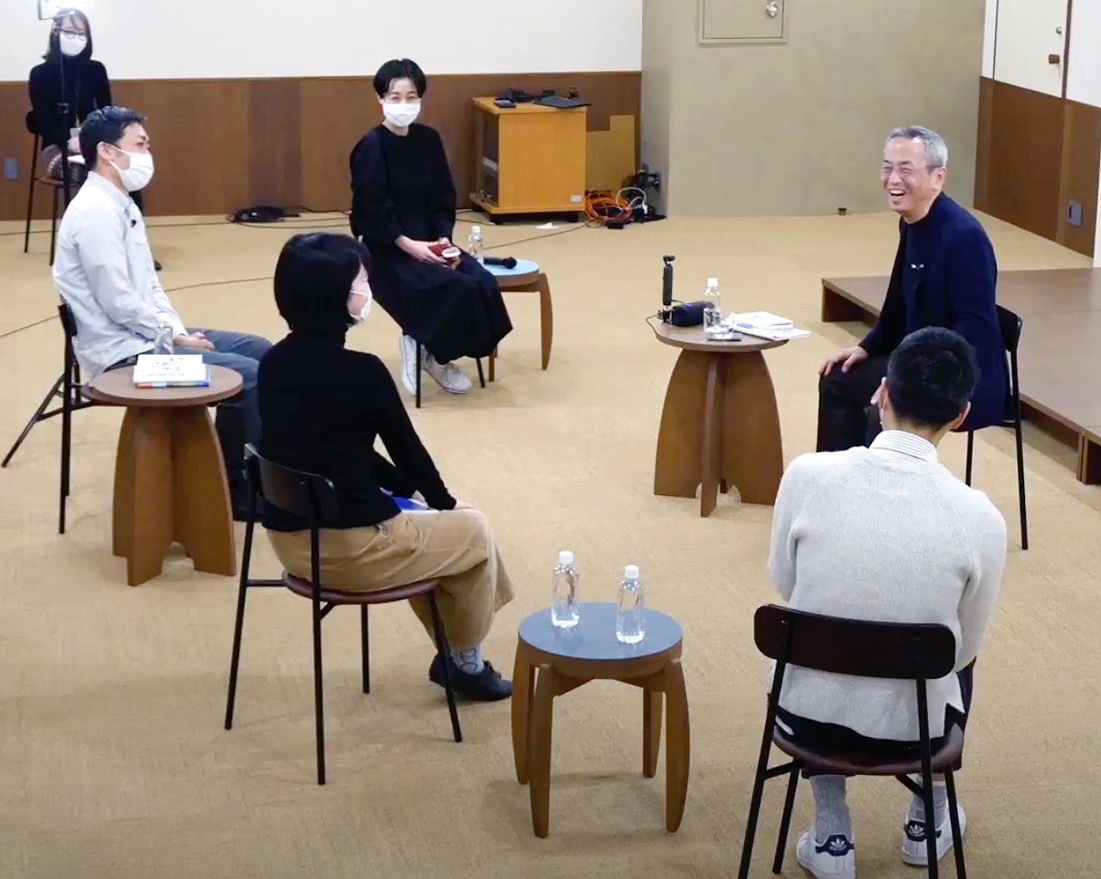 現場での様子。土井先生を囲むように座っているのは、
奥からほぼ日星野、田中（進行）、松家、岩黒。