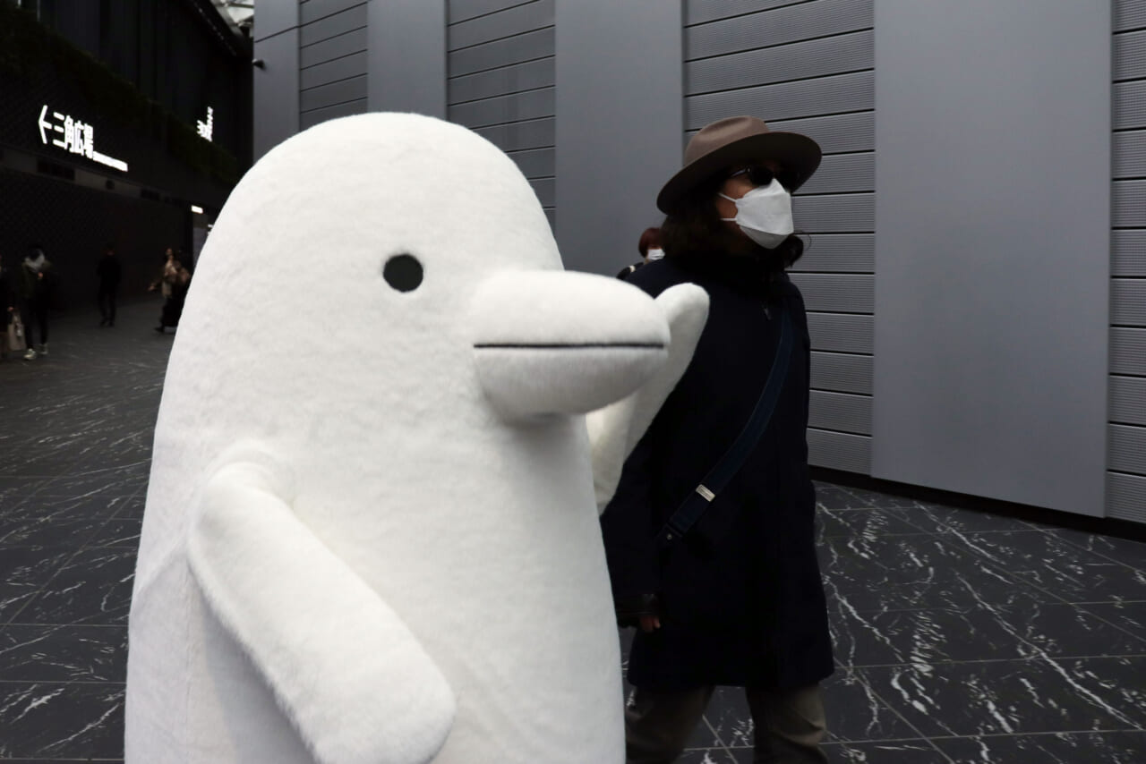 ▲「ほぼトリドリ」とともにオフィスビルに入る、みうらさん。