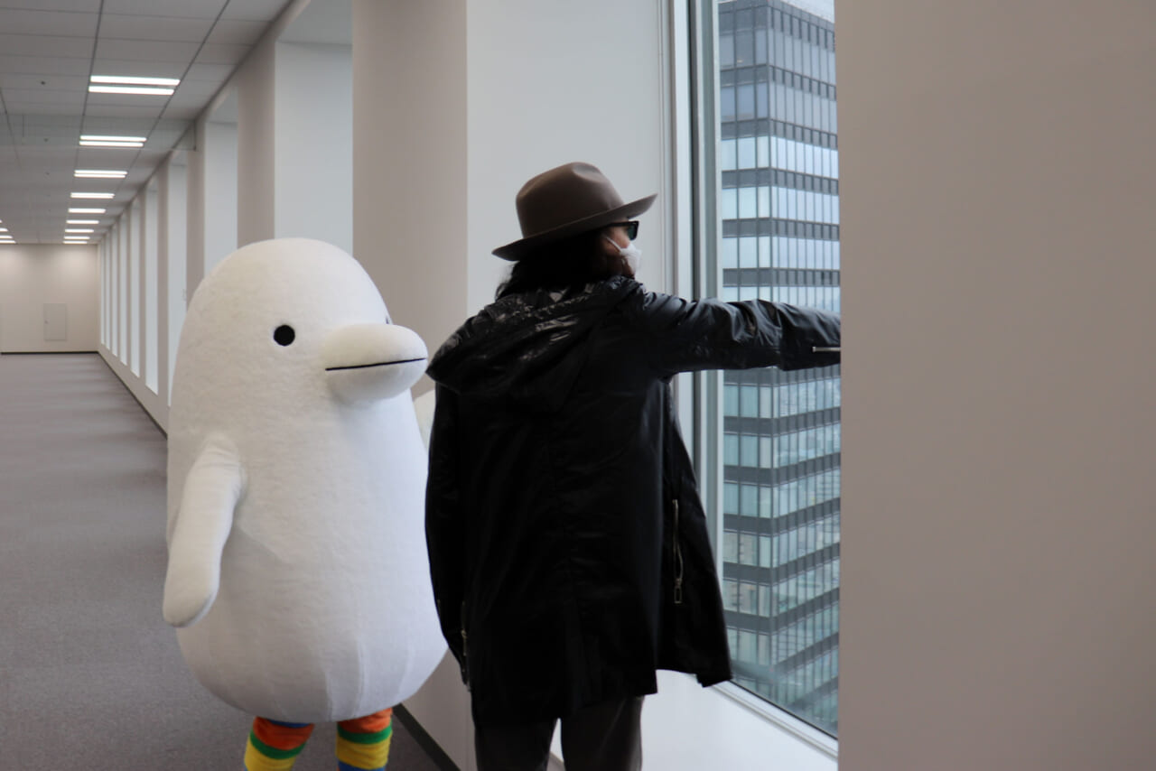 ▲高層ビルの窓から何が見えるか、ミスター新宿が教えてくださっているところ。