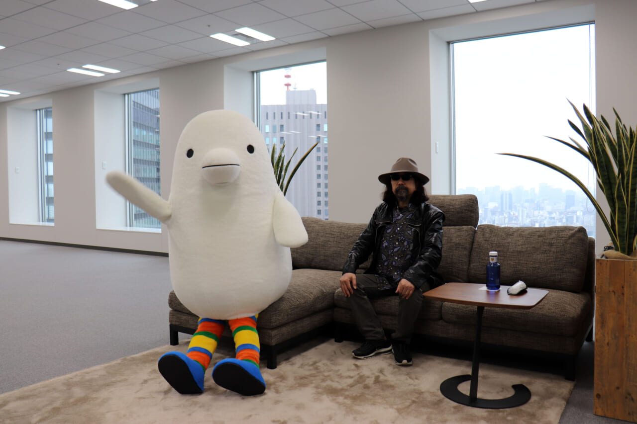 ▲座りのツーショットは、座高がちがいすぎてうまく撮れません。